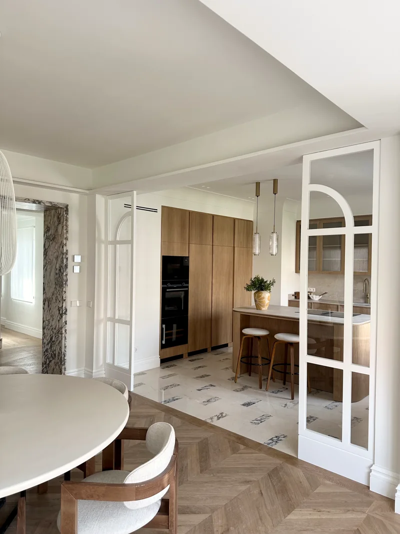 Apartment with corner window (9)