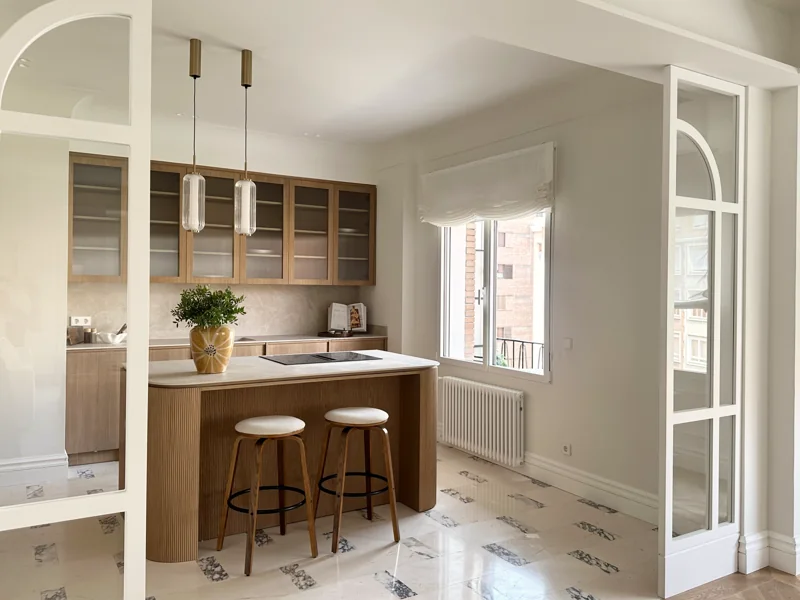 Apartment with corner window (10)