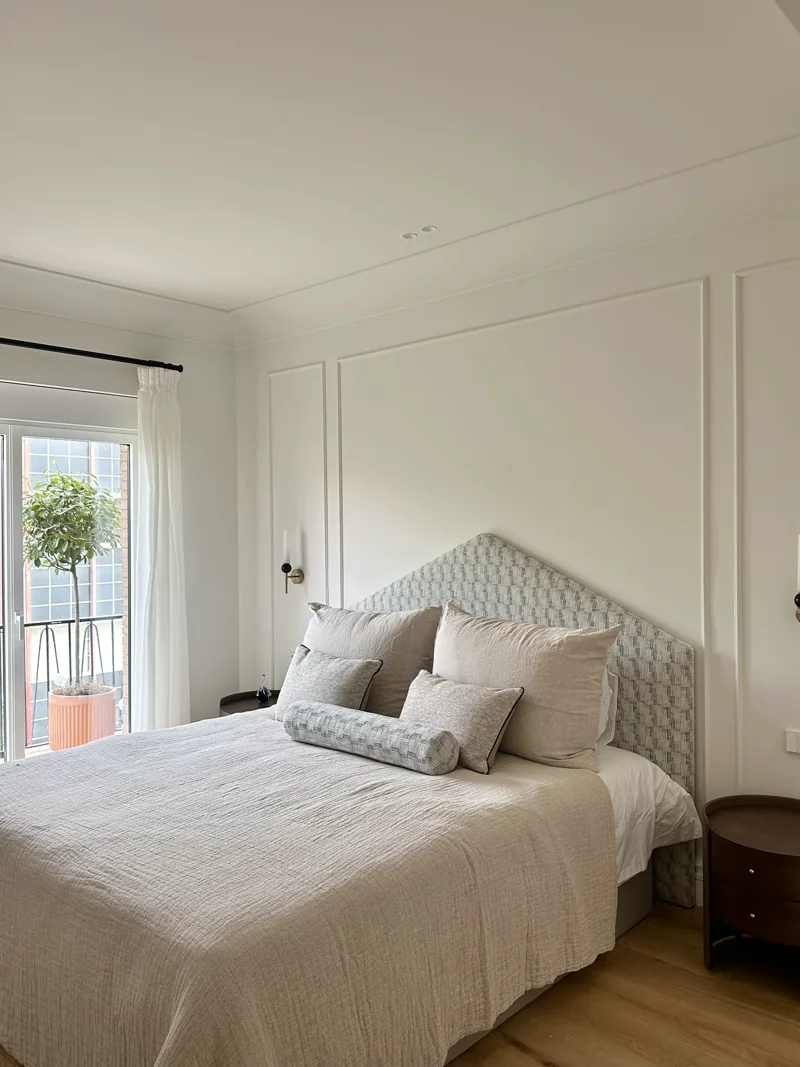 Apartment with corner window (13)