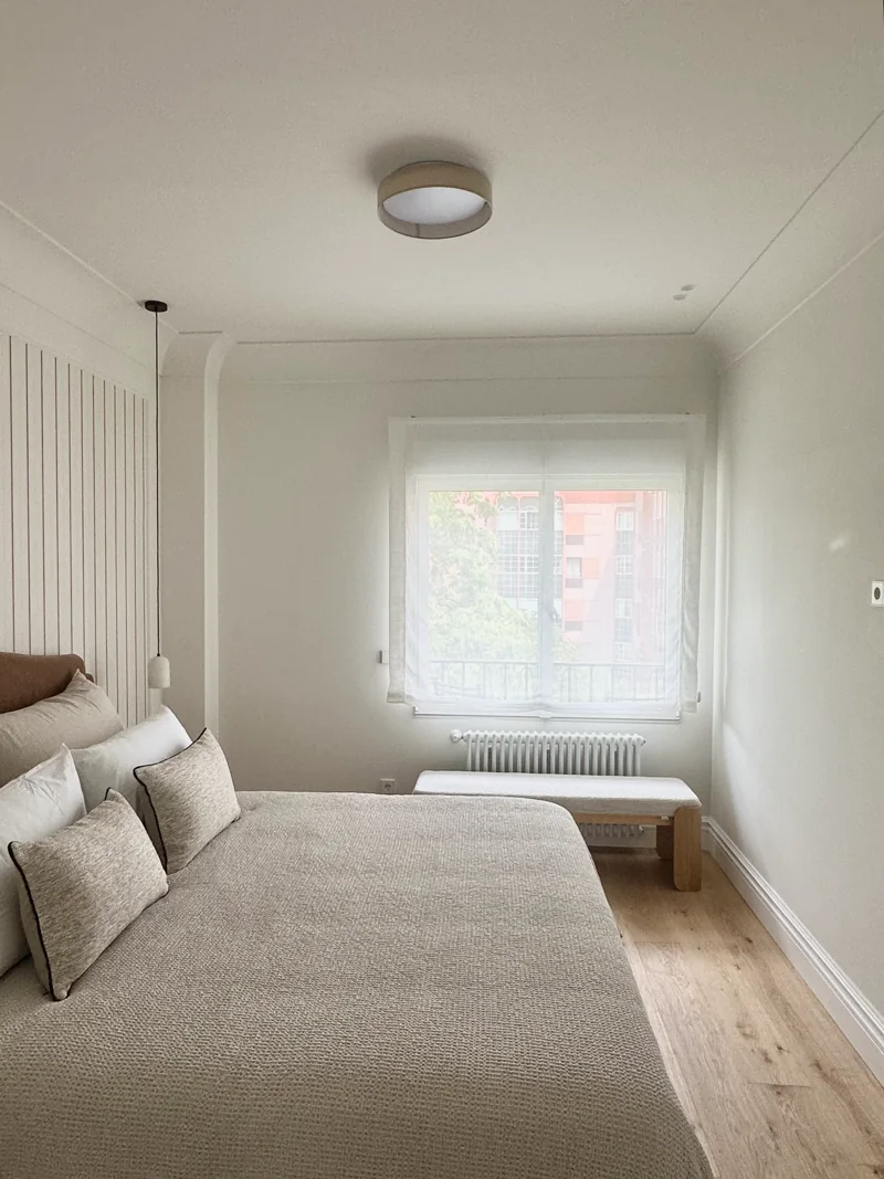 Apartment with corner window (15)