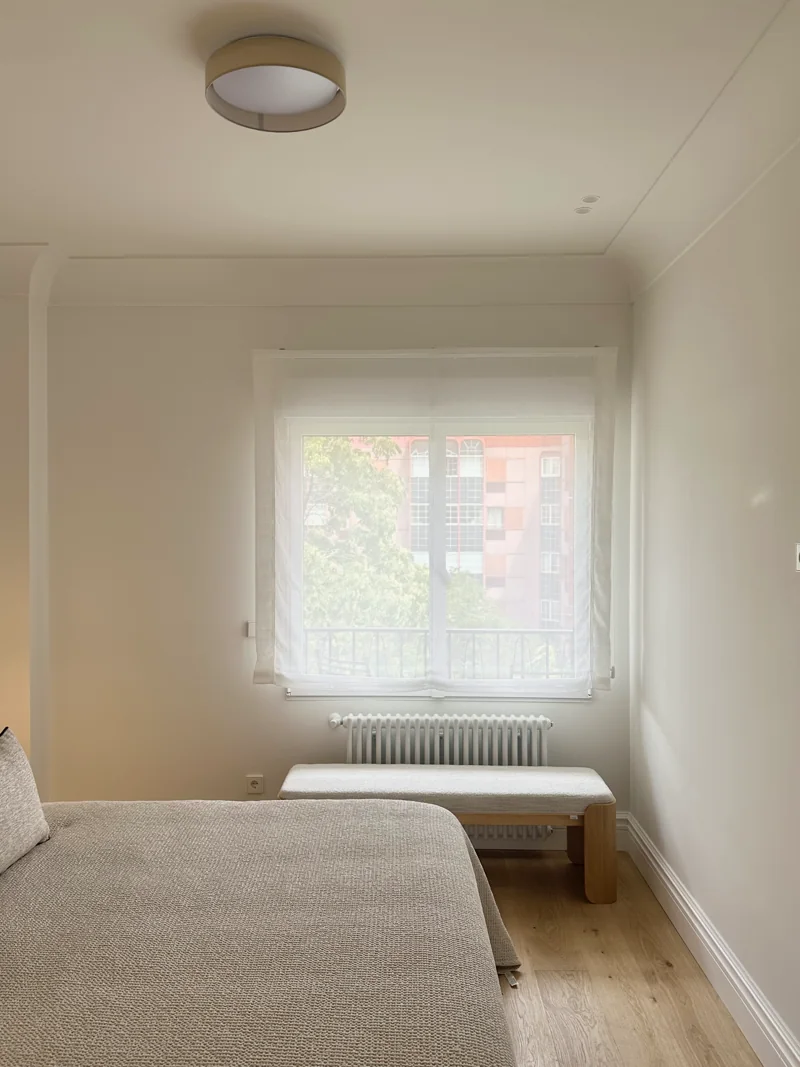 Apartment with corner window (16)